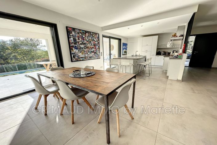 Image No.8-5 Bed House for sale