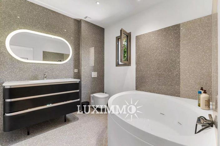 Image No.8-6 Bed House for sale