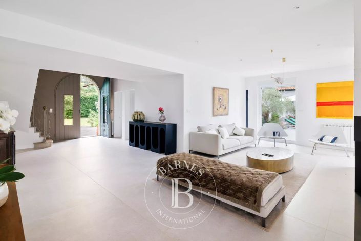 Image No.10-9 Bed House for sale