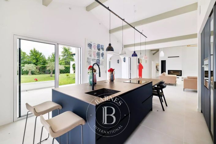 Image No.21-9 Bed House for sale