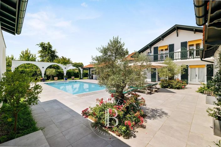 Image No.5-9 Bed House for sale