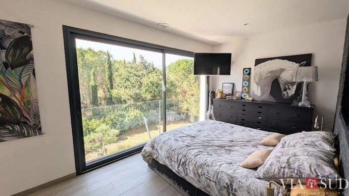 Image No.8-5 Bed Property for sale