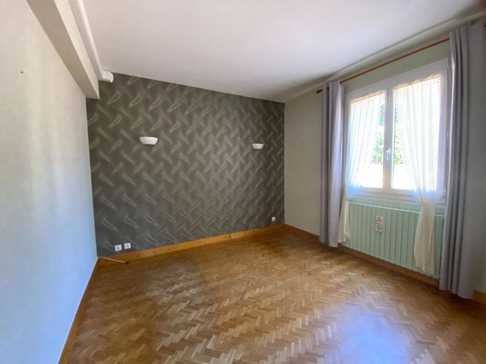 Image No.9-5 Bed House for sale