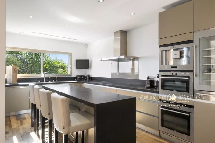 Image No.11-5 Bed House for sale