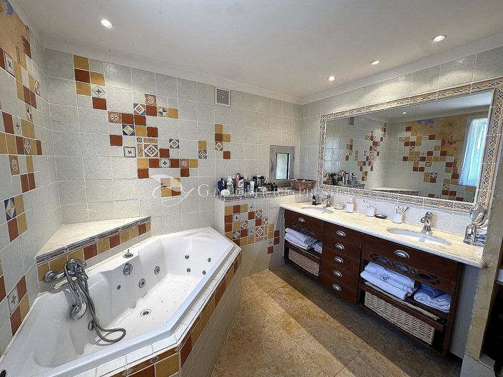 Image No.24-6 Bed House for sale