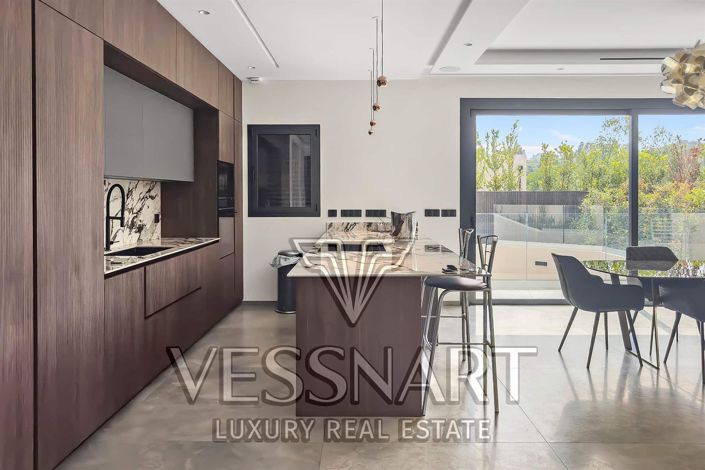 Image No.8-4 Bed House for sale