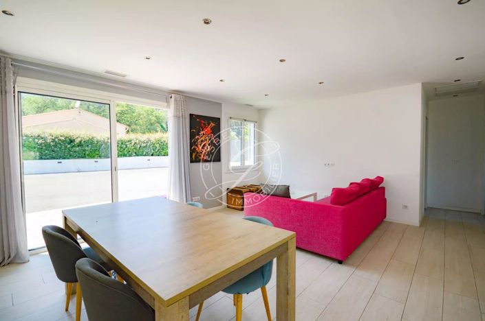 Image No.8-2 Bed House for sale