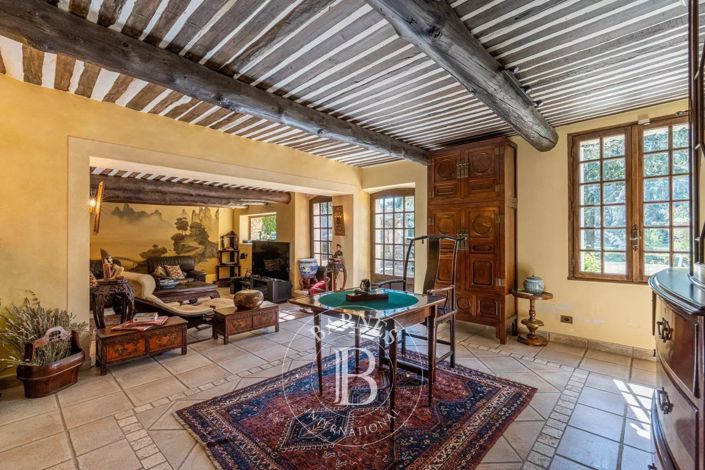 Image No.8-6 Bed House for sale