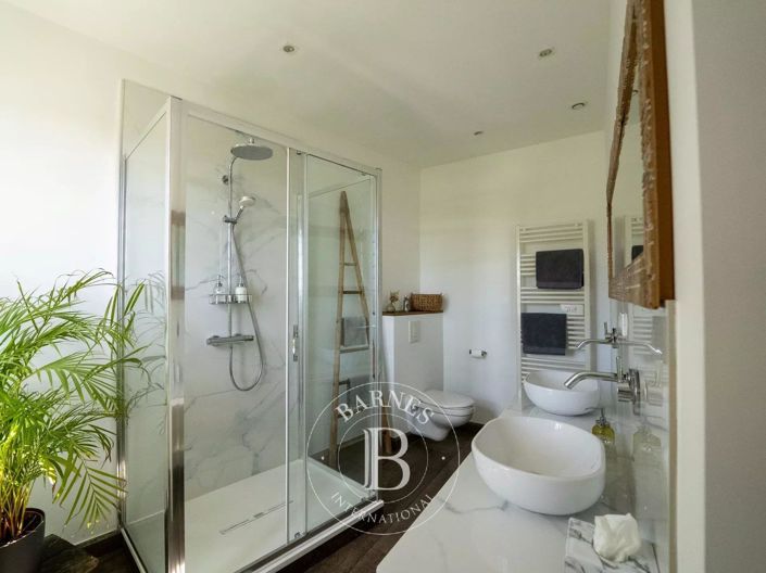 Image No.20-7 Bed House for sale