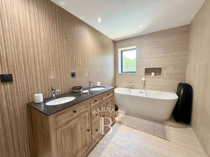 Image No.8-4 Bed House for sale