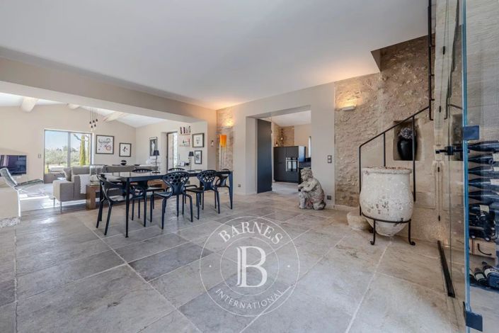 Image No.8-5 Bed House for sale