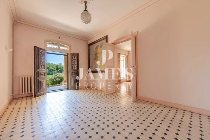 Image No.5-8 Bed House for sale