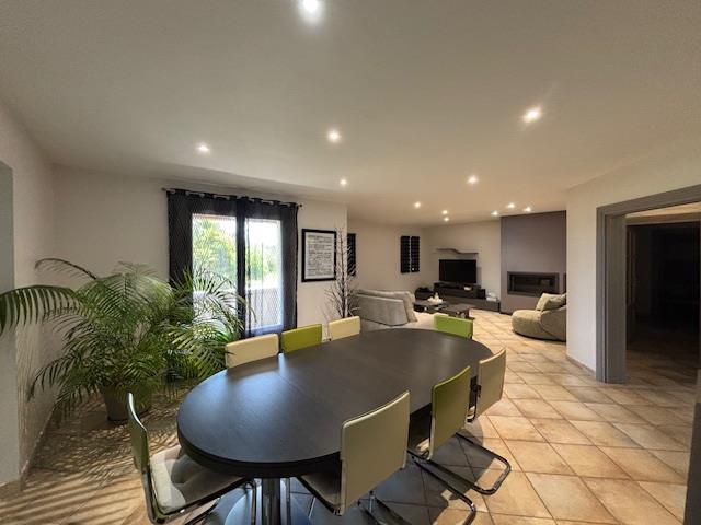 Image No.8-4 Bed House for sale