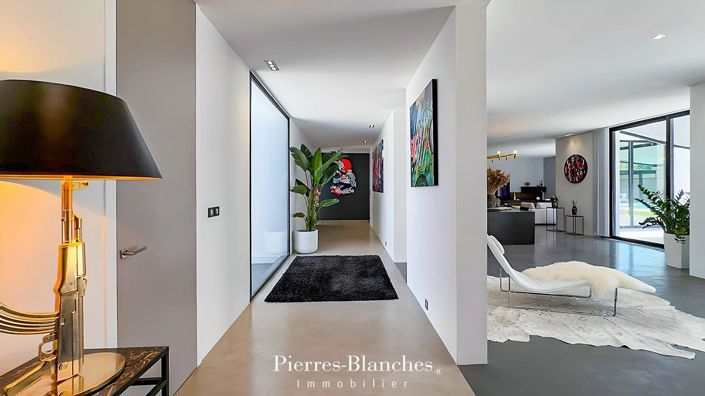 Image No.6-5 Bed House for sale