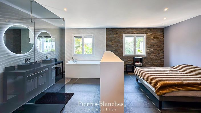 Image No.9-5 Bed House for sale