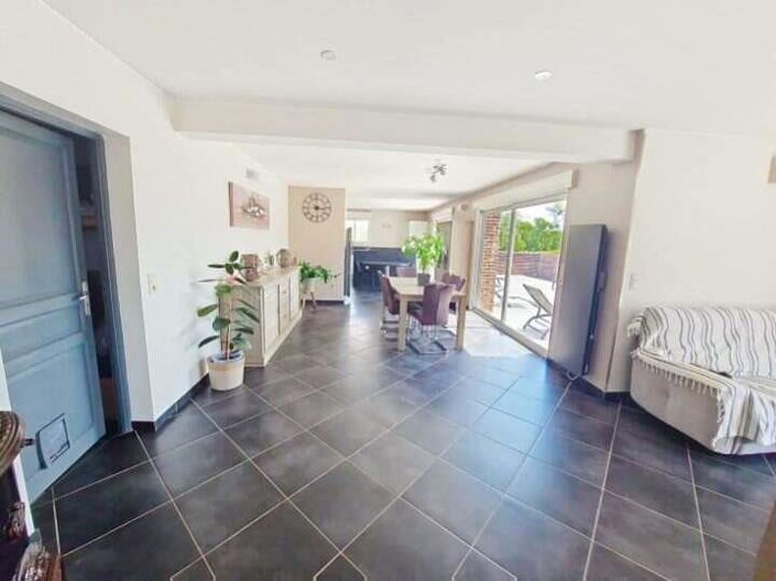 Image No.1-4 Bed House for sale