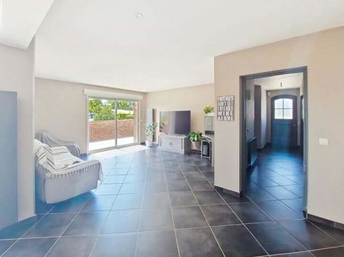 Image No.2-4 Bed House for sale