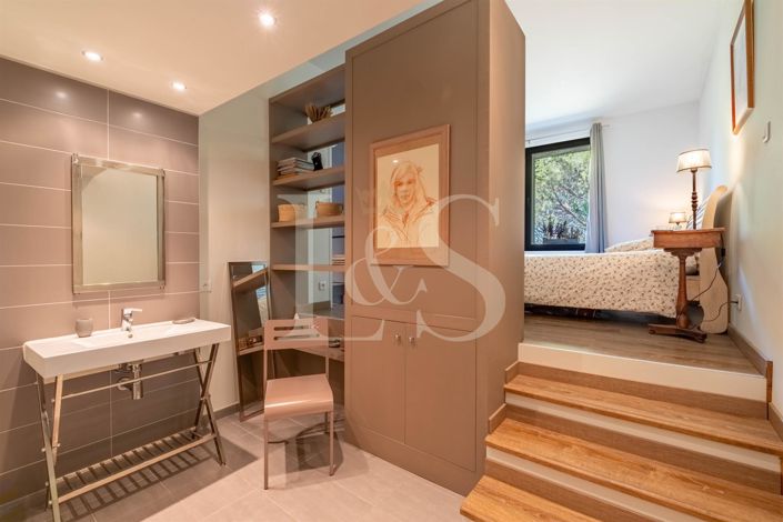 Image No.24-6 Bed House for sale