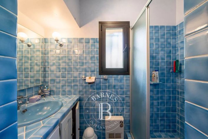 Image No.8-5 Bed House for sale