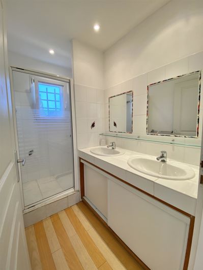 Image No.18-5 Bed House for sale