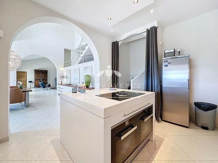 Image No.8-5 Bed House for sale