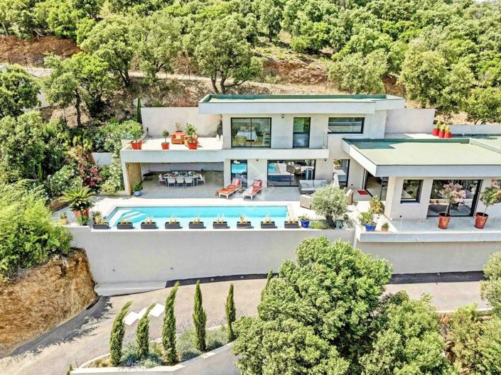 Image No.1-4 Bed House for sale