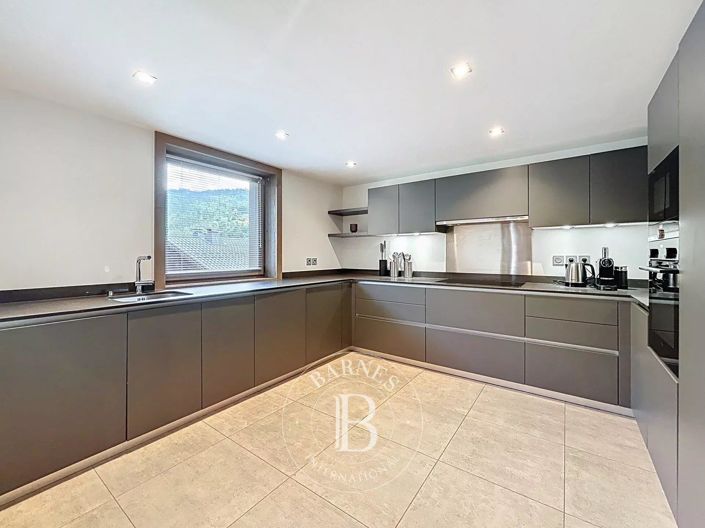 Image No.10-5 Bed Apartment for sale