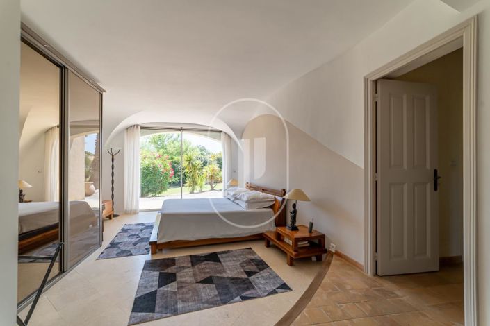 Image No.8-5 Bed House for sale