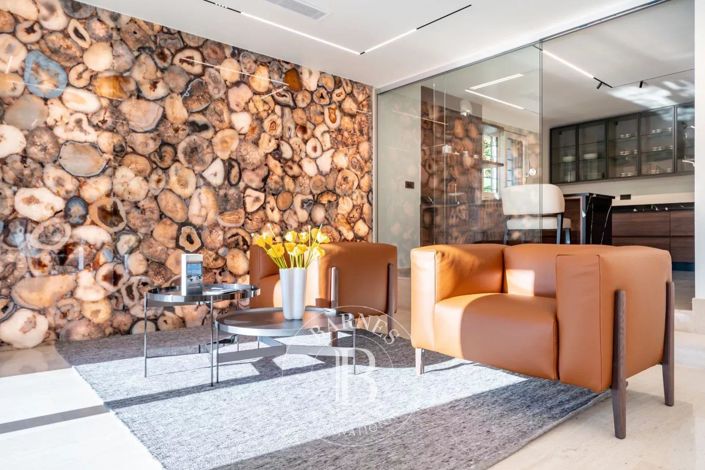 Image No.17-5 Bed House for sale