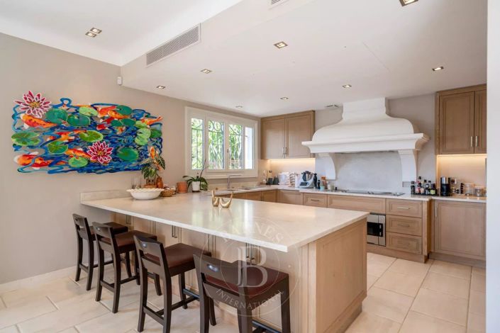 Image No.6-5 Bed House for sale