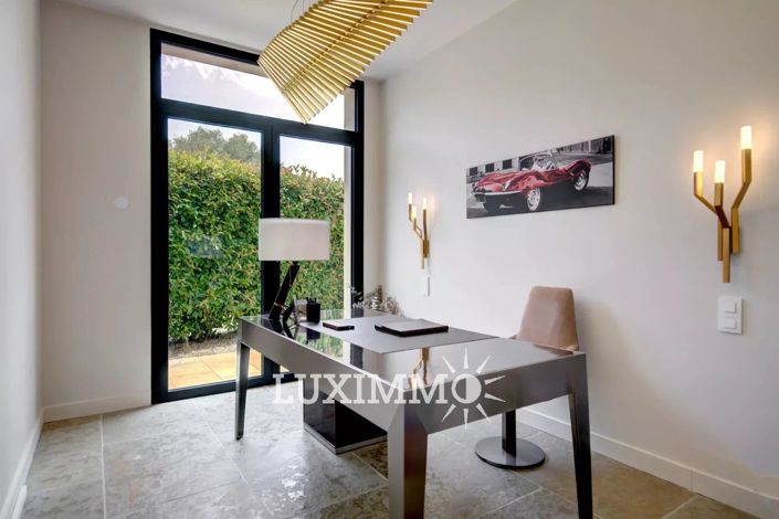 Image No.10-6 Bed House for sale