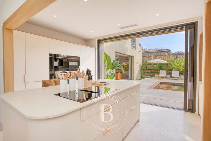 Image No.6-6 Bed House for sale