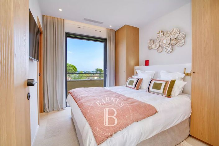 Image No.8-6 Bed House for sale