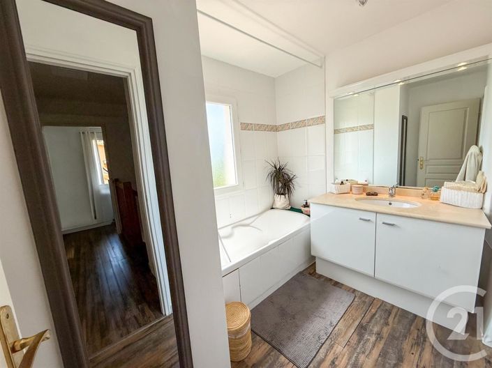 Image No.11-3 Bed House for sale