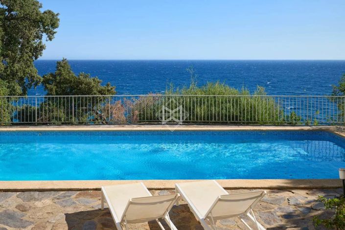 Image No.1-8 Bed House for sale