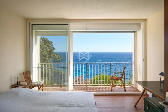 Image No.6-8 Bed House for sale