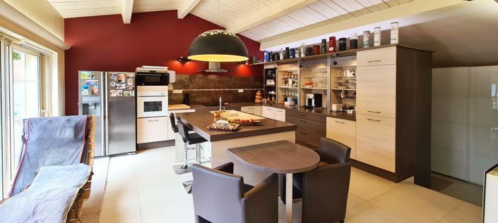 Image No.8-6 Bed House for sale