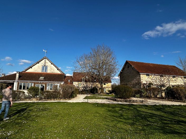 Image No.1-20 Bed House for sale