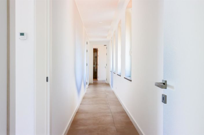 Image No.18-4 Bed House for sale