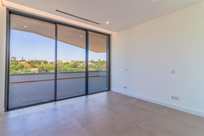 Image No.20-4 Bed House for sale