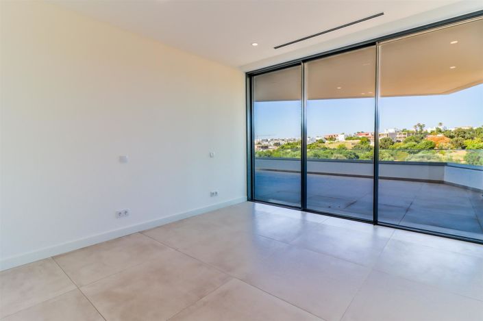 Image No.25-4 Bed House for sale