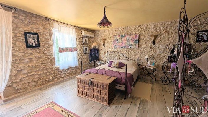 Image No.10-4 Bed Property for sale