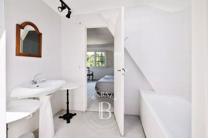 Image No.21-11 Bed House for sale