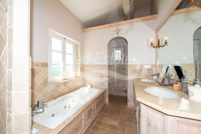 Image No.18-6 Bed House for sale