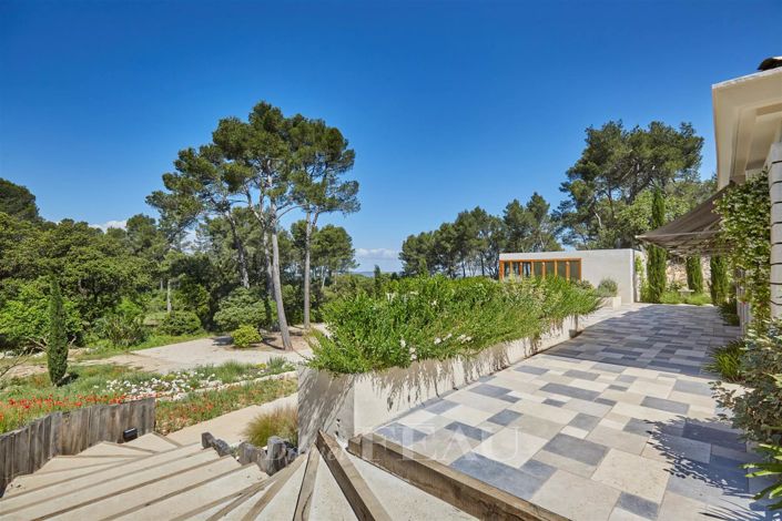 Image No.8-5 Bed House for sale