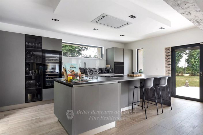 Image No.8-5 Bed House for sale