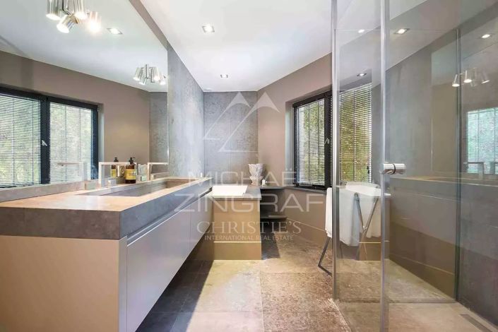 Image No.8-5 Bed House for sale