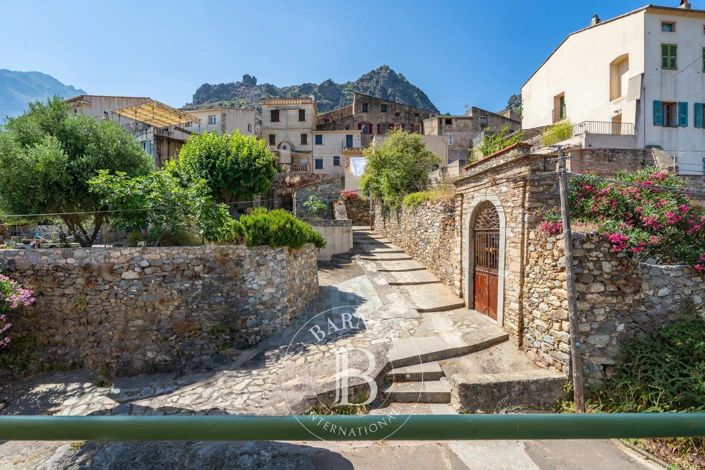 Image No.1-4 Bed House for sale