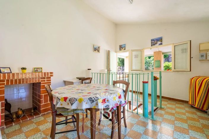 Image No.8-4 Bed House for sale