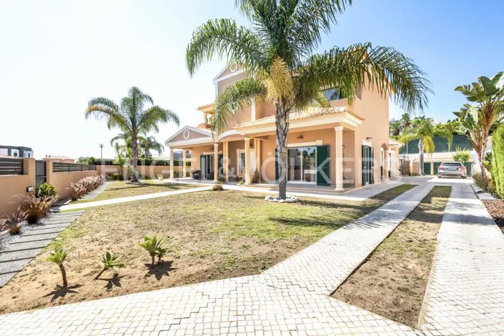 Image No.2-4 Bed House for sale